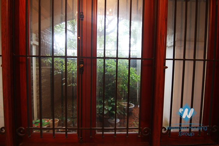Unfurnished 4 bedrooms house with garage for rent in Xuan Dieu st, Tay Ho area.